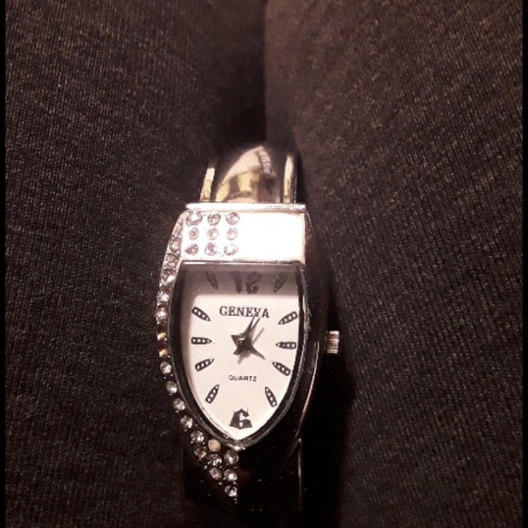 GENEVA LADIES BEAUTIFUL CRYSTAL QUARTS CUFF WATCH - Picture 12 of 13